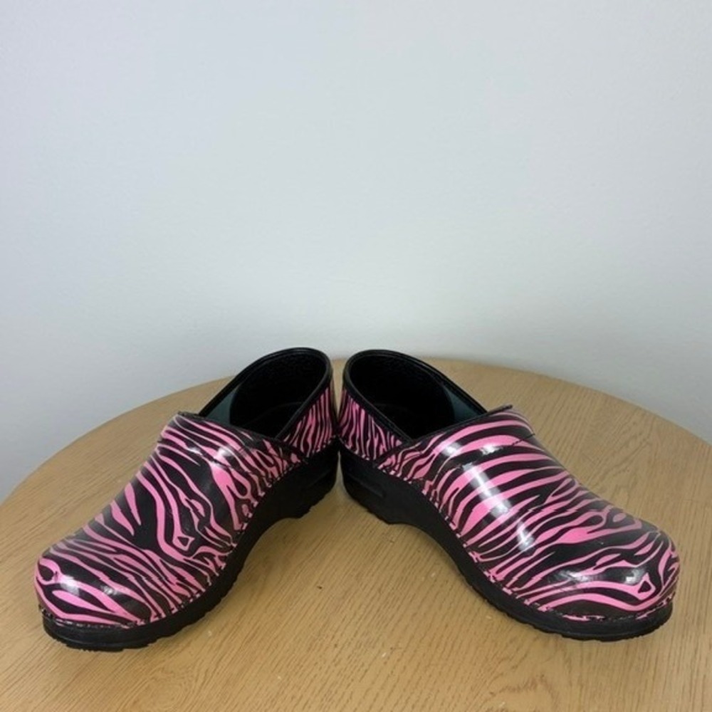 Sanita Professional Pink Black Zebra Patent Leather Clogs EU 38 US 7.5-8 Nursing